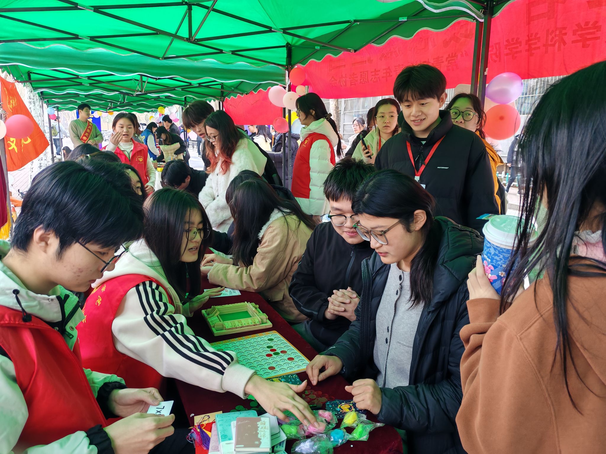 WilliamHill中文官方网站亮相学雷锋志愿服务一条街